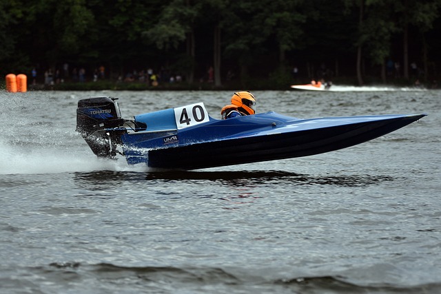 俄罗斯运动员谢尔盖-博伊在1800米高空踢球，挑战极限，引发热议。